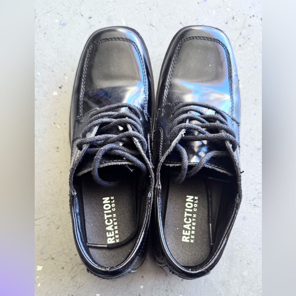 Kenneth Cole Reaction Glossy Black Formal Shoes kids size 2